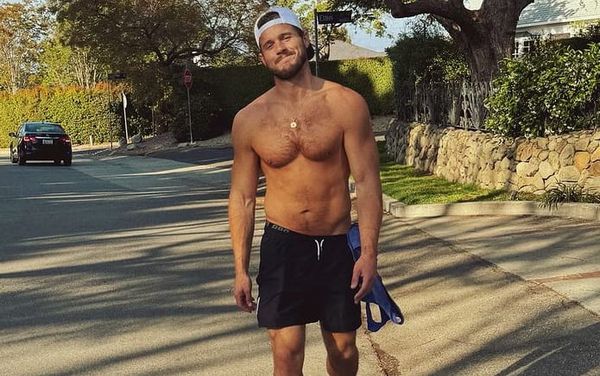 Colton Underwood reflects on “homoerotic” locker room experiences