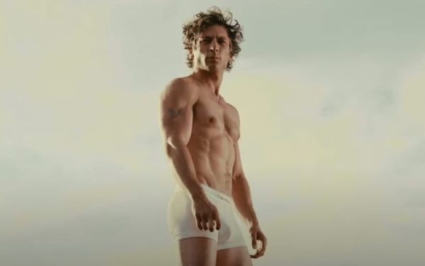 Jeremy Allen White (The Bear) protagonizará drama bisexual de Netflix