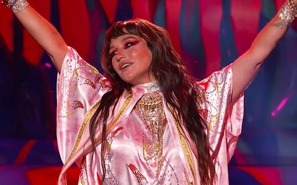Kesha slays performance of Tik Tok and Raising Hell at the AMAs
