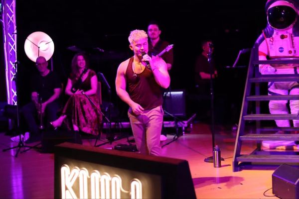 Singer/songwriter Kuill lights up Leeds stage with Fragile Creatures press night