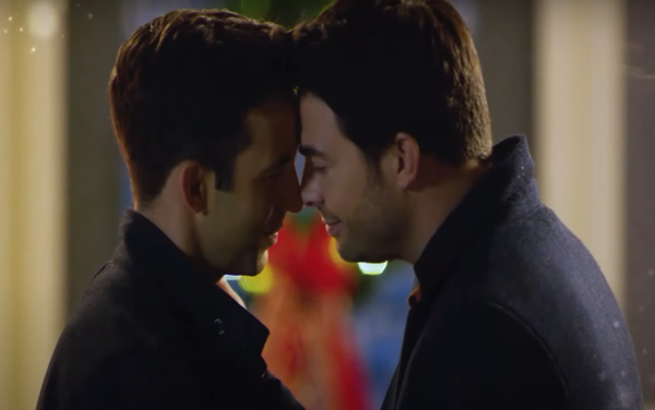 Jonathan Bennett claps back at anti-lgbtq+ critics of his new film The Christmas House