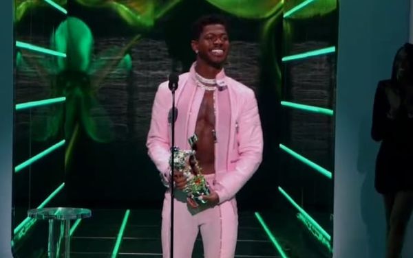 VMA crowd cheers for Lil Nas X as he thanks “gay agenda” in acceptance speech