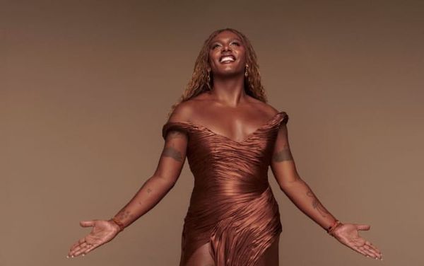 Liniker hace historia en los Latin Grammy con tres galardones y una actuación histórica