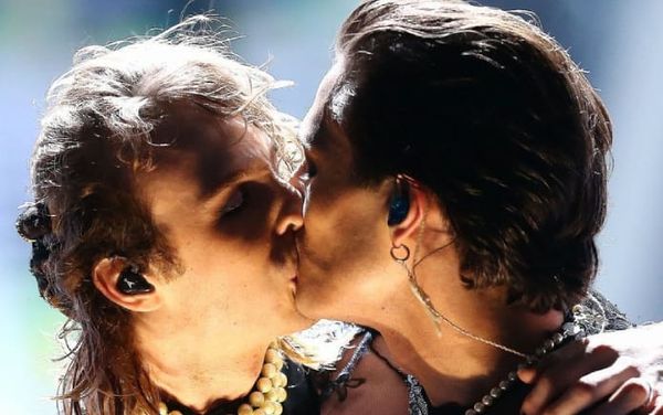 Måneskin share same-sex kiss on stage on Polish TV to protest country’s homophobia