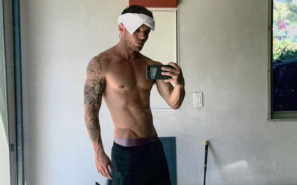 Ryan Phillippe is serving ripped DILF in this shirtless beach photo