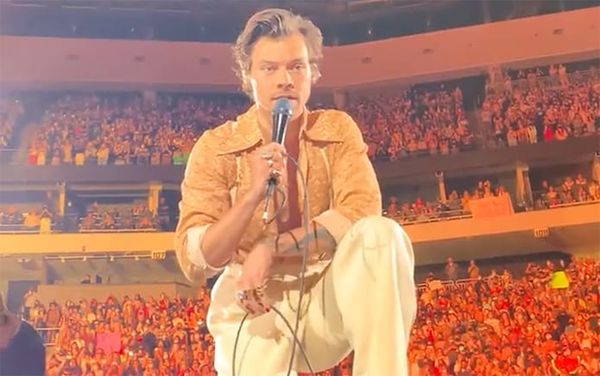 Harry Styles helps fan come out to mother at show: “Lisa, she’s gay!”