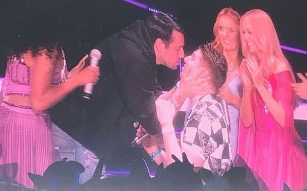 Gay couple get engaged on main stage of Spice Girls tour