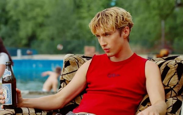 “I felt the rush”: Troye Sivan reacts to FDA crackdown on poppers