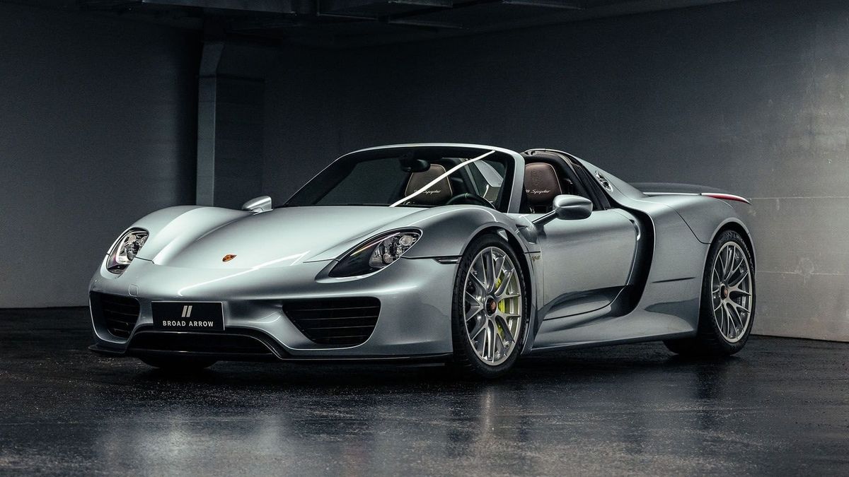 2015 Porsche 918 Spyder in Liquid Metal Chrome Blue to Headline