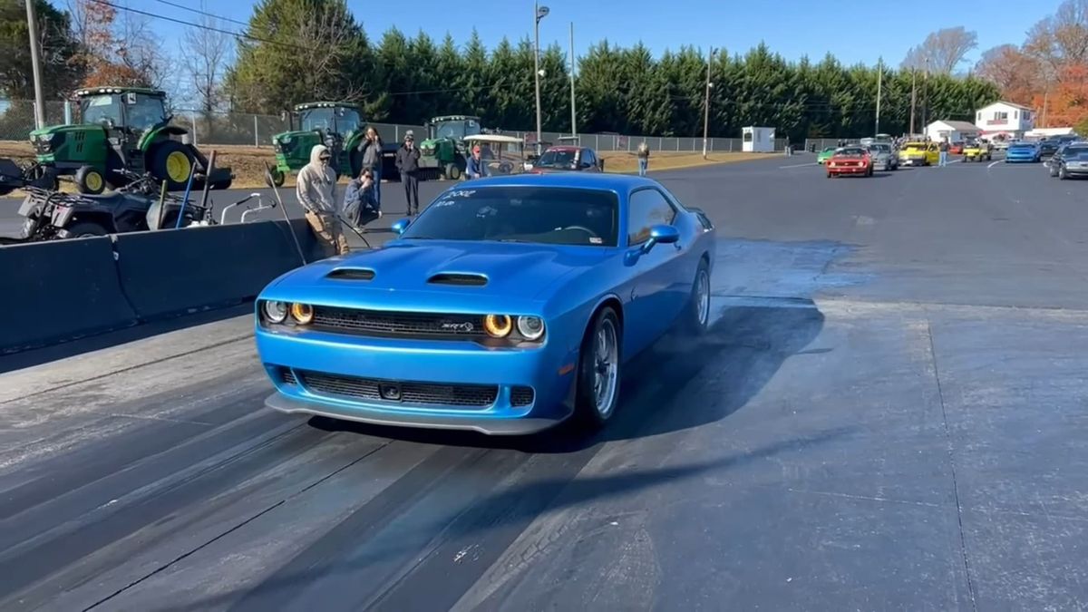Dodge Challenger Hellcat Jailbreak Stuns Dragstrip With 9.81