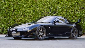 JDM 1992 Mazda RX-7 Boasts Some Nice Mods