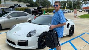 Florida Man Buys Porsche 911 Turbo With Homemade Check