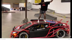 Pro Skateboarder Nyjah Huston Grinds a Lamborghini