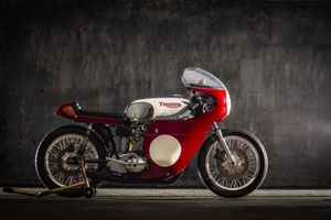 Retro Racer: 1972 Triumph Trackmaster Replica