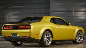 Dodge Challenger Street Races With Kids Inside