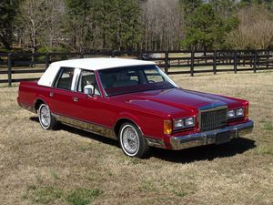 1989 Lincoln Town Car Signature Series Represents A Rise In Popularity