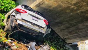 Man Fleeing Police Wedges Maserati Under The Highway