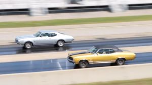 1971 Chevelle SS Smacks A 1969 Oldsmobile Cutlass S Around