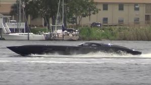 ZR48 Corvette Boat Outruns The Cops