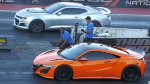 Chevy Camaro ZL1 Races Acura NSX