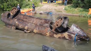 Stolen Mazda RX-7 Recovered From Lake