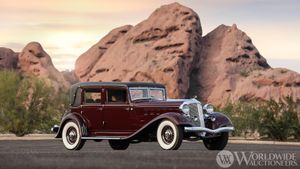 1933 Chrysler Imperial CL Close Coupled Sedan Is An Ultra-Rare Classic