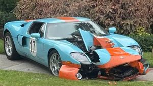 A Dad Splurged On Bugattis, A Mystery Car In The Water, And Man Wrecks A Ford GT