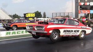 Honkin Hemi vs Karolina Kuda Super Stock Drag Racing