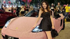 Influencer Buys Bedazzled Pink Porsche 718 Spyder