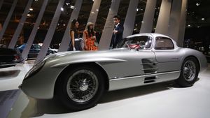 1955 Mercedes-Benz SLR Gullwing Becomes Most Expensive Car Sold In 67 Years