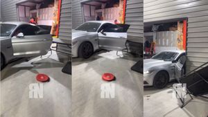 Mustang Driver Folds His Door