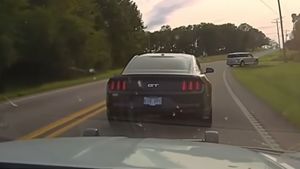 Thief In Mustang GT Tempts The Police