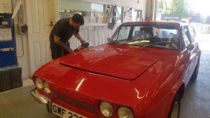 UK Shops Restore Classic Reliant For Charity Auction
