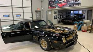 Just Put That Hammer Down And Give It Hell In This ‘76 Trans Am