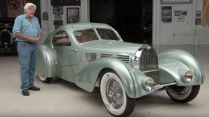 Check Out Jay Leno With A 1934 Bugatti Aérolithe
