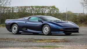 Pair of Jaguar XJ220s Headline Silverstone Auctions May Event