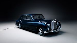 Lunaz Reveals Electric Seven-Seat Rolls-Royce Phantom V in Ultra-Luxury Restomod