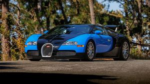 2010 Bugatti Veyron EB 16.4 Coupe Headlines Broad Arrow Las Vegas Auction