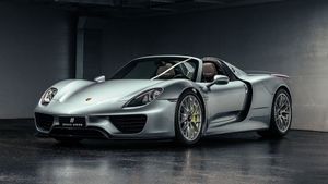 2015 Porsche 918 Spyder in Liquid Metal Chrome Blue to Headline Zurich Auction