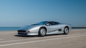 Low-Mileage 1993 Jaguar XJ220 Showcases Legacy of Supercar Innovation