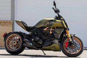 This 179-Mile Ducati Diavel 1260 Lamborghini Is Bidding on Bring a Trailer