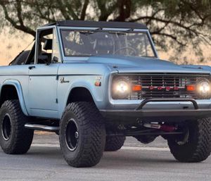 This Restomod 1975 Ford Bronco Packs a 415-HP Stroker V8 and Twin-Stick 4x4 on Cars & Bids