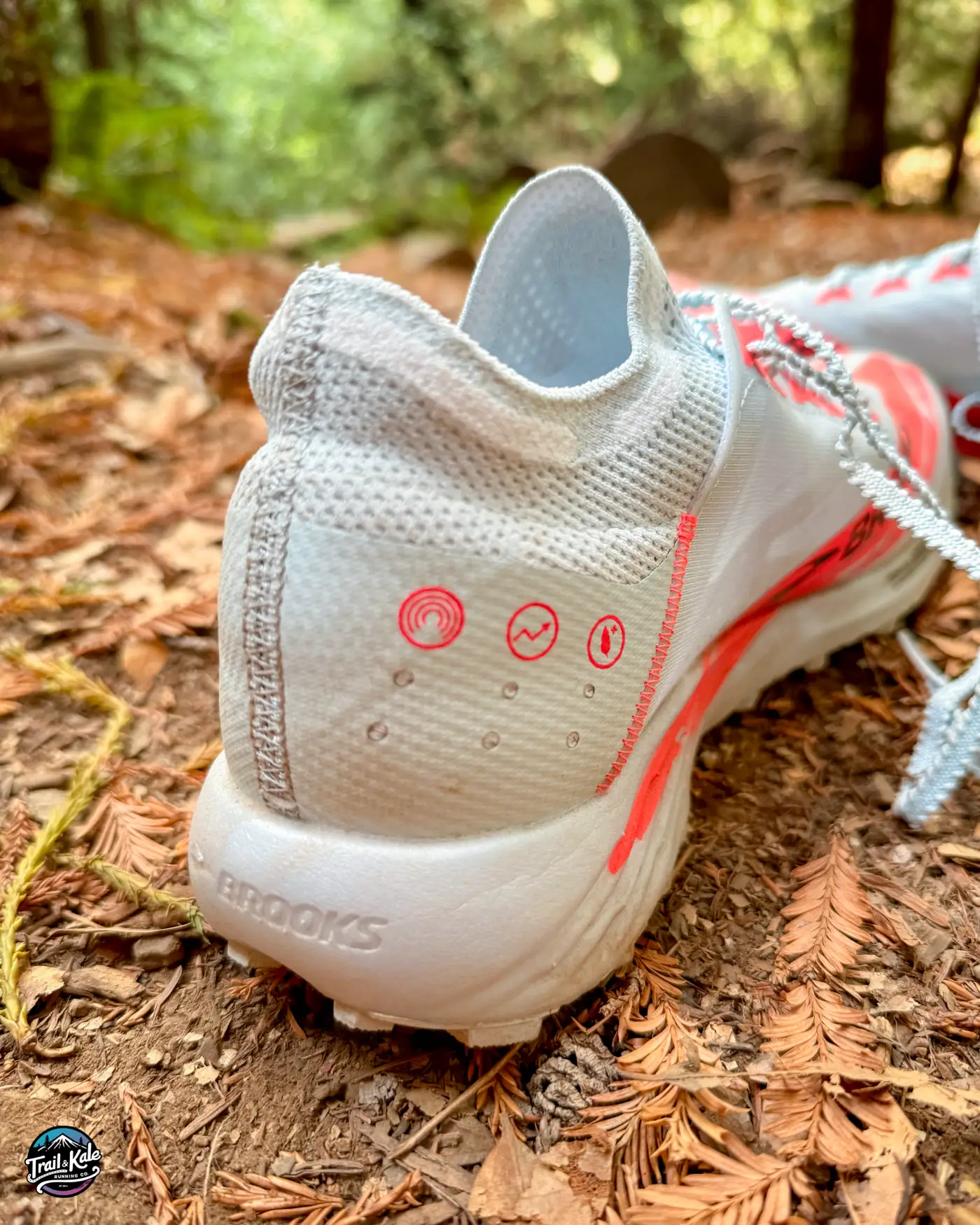 Thanks to the built-in gaiter, the shoe holds the foot securely, eliminating slippage on steep inclines.