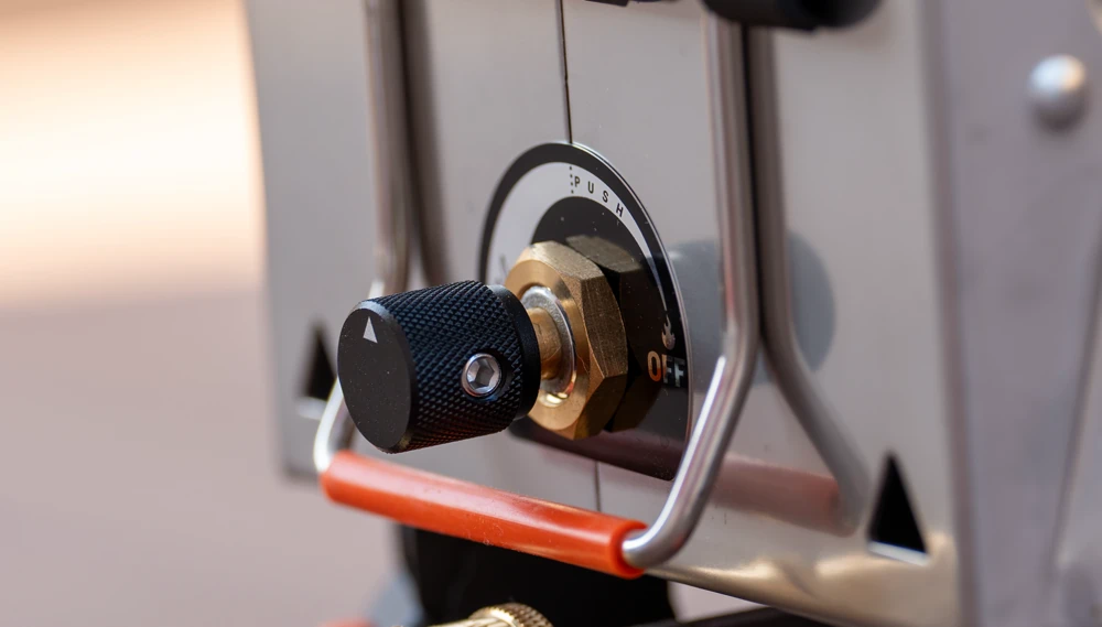 The gas control dial is very easy to use. Like usual, push it in and turn to release the gas.