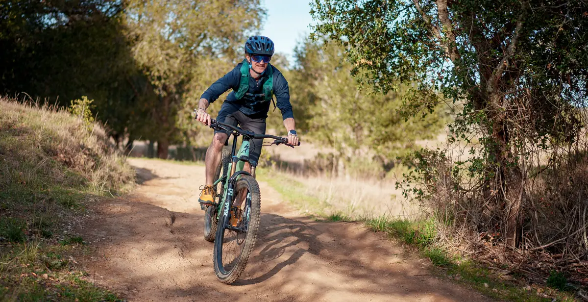 29 inch wheels make riding over lumpy terrain a real breeze.