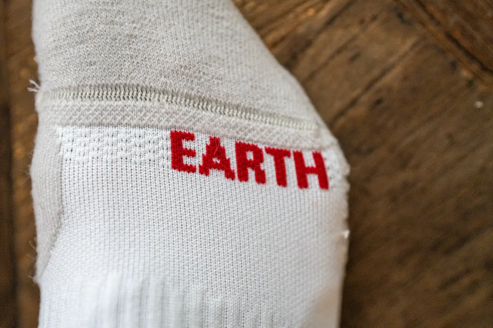 It's easy to identify which sock is 'left' and which is 'right' - the one with 'Near' oni it is left, and 'Earth' is right.