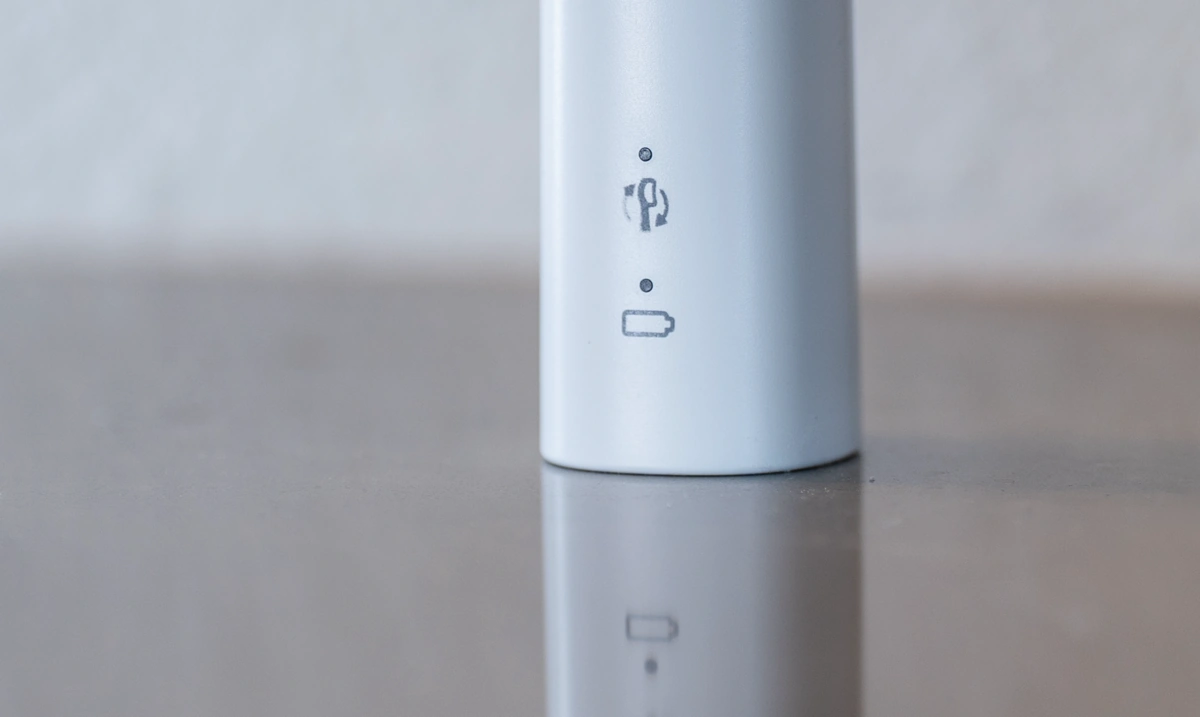 Brush head replacement and battery charge level indicators