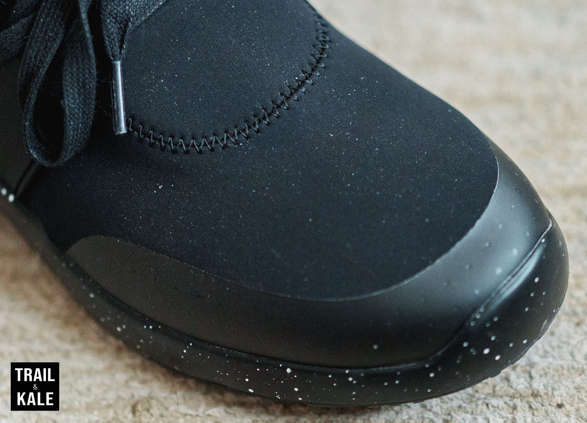 The neoprene-like upper material is durable, insulating and water-resistant!