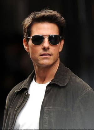 Tom Cruise wearing Randolph Aviators trail and kale