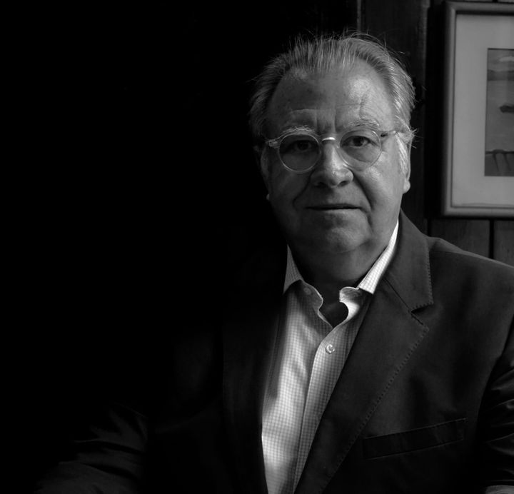 Somos tiempo e historia, a la vez, y por eso somos cambio y permanencia - Jaime Siles